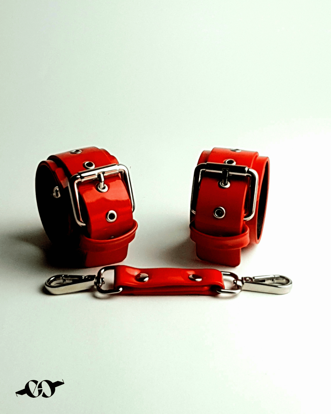 NOVA Patent Leather Handcuffs in Red enchaine