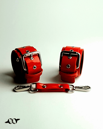 NOVA Patent Leather Handcuffs in Red enchaine