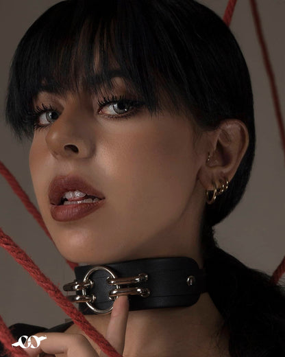 A person wearing a black leather choker